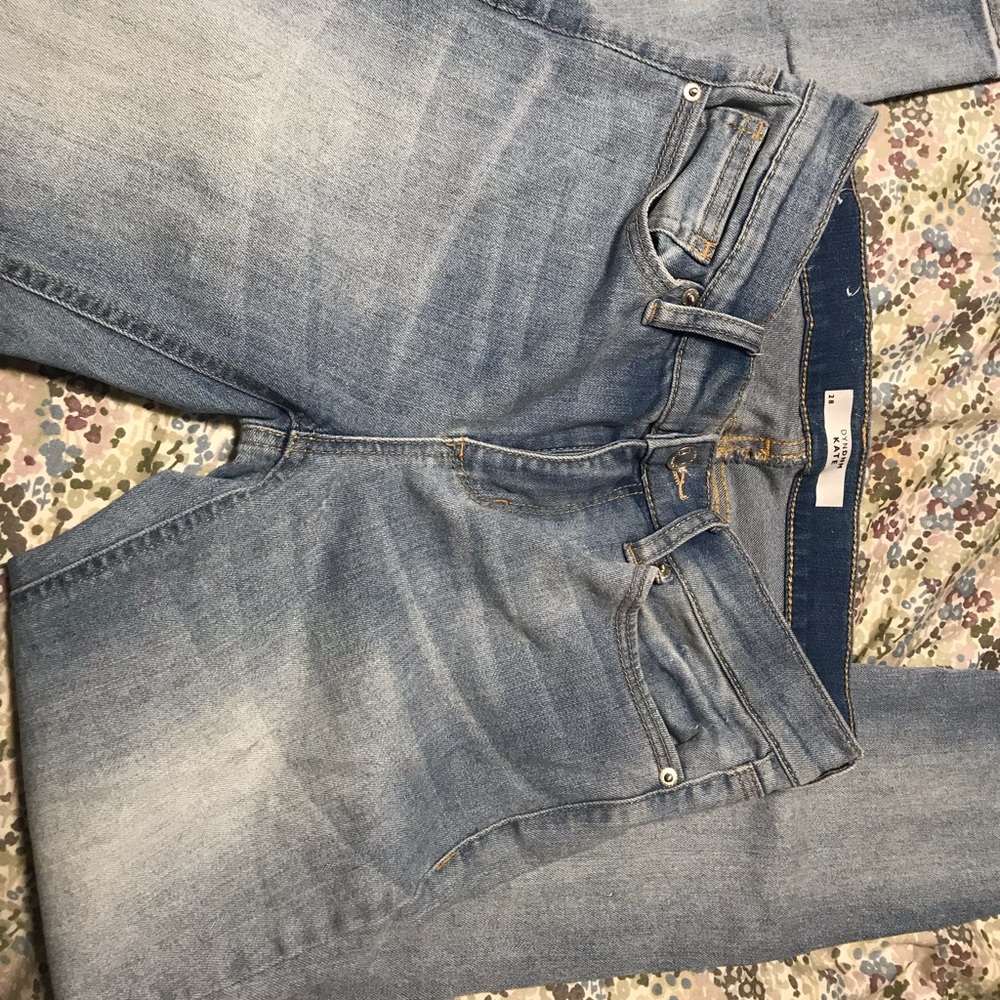 Light blue wash ankle jeans